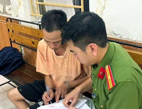 Tạm giữ ông bố xích hai chân con trai treo ngược rồi đánh - Ảnh 1.