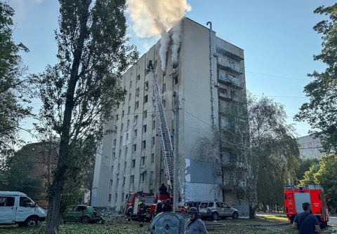 Kharkov bị tấn công trong đêm, Nga hoãn hủy hàng trăm chuyến bay - Ảnh 1.