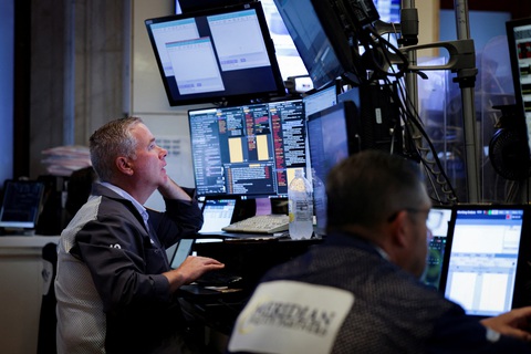 Chứng khoán Mỹ lao dốc, đồng USD tăng giá sau khi ông Trump đăng thư thuế quan - Ảnh 1. chứng khoán - Ảnh 1.