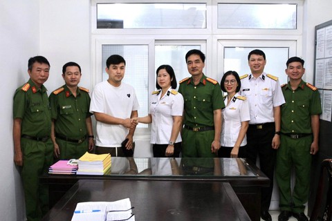 Nữ đại úy hải quân ở Nha Trang nhặt gần 80 triệu đồng, tìm trả người đánh rơi - Ảnh 1.