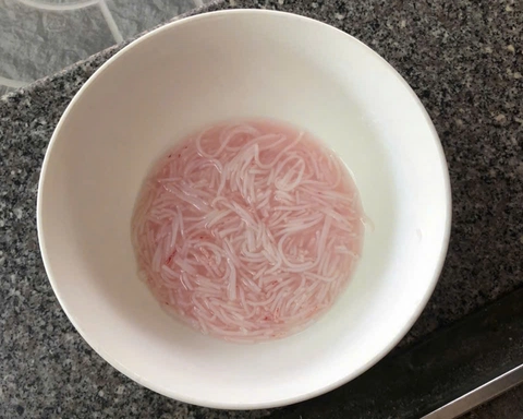 Đà Nẵng xác minh thông tin bún chuyển màu từ trắng sang đỏ - Ảnh 1.