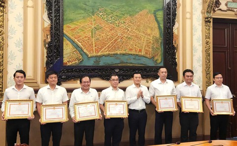 Chủ tịch TP.HCM khen thưởng Sở Xây dựng về miễn giấy phép cho 112 dự án - Ảnh 1.