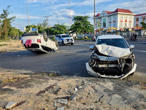 Hai ô tô tông nhau ở ngã tư, một chiếc lật ngửa - Ảnh 1.