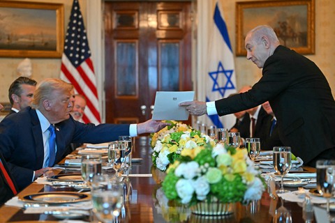 Ông Netanyahu đề cử ông Trump giải Nobel hòa bình, kỳ vọng vào canh bạc Gaza - Ảnh 1.