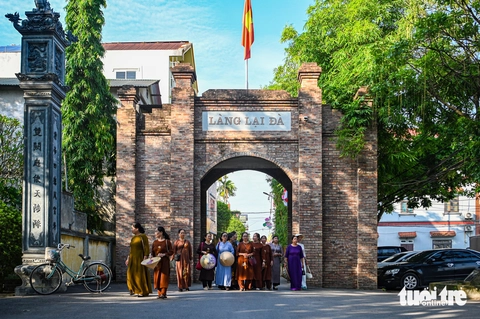 Người dân về thôn Lại Đà, rơi lệ tưởng nhớ cố Tổng Bí thư Nguyễn Phú Trọng - Ảnh 1.