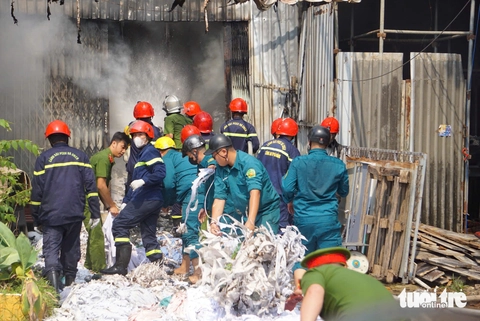 Kho vải bông bốc cháy dữ dội tại Đà Nẵng - Ảnh 2.