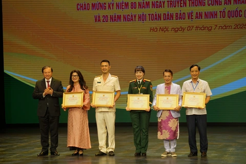 5 vở diễn và 50 diễn viên được trao huy chương vàng tại Liên hoan sân khấu về người chiến sĩ công an - Ảnh 3. 5 vở diễn và 50 diễn viên được trao huy chương vàng tại Liên hoan sân khấu về người chiến sĩ công an - Ảnh 3.