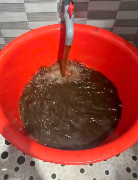 'Nước sạch' đục ngầu, nổi bọt, đơn vị quản lý nói 'nước được xử lý kỹ lưỡng' - Ảnh 1.