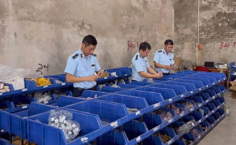 Phát hiện kho hàng 'khủng' nhập lậu tinh vi từ Trung Quốc, liên kết với nhiều tài khoản TikTok - Ảnh 2.
