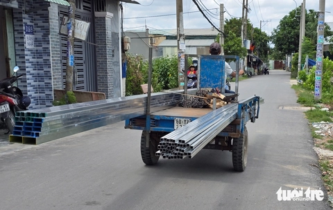 Hãi hùng xe lôi tự chế chở bó sắt 10m, chiếm hết đường ở TP.HCM - Ảnh 4.