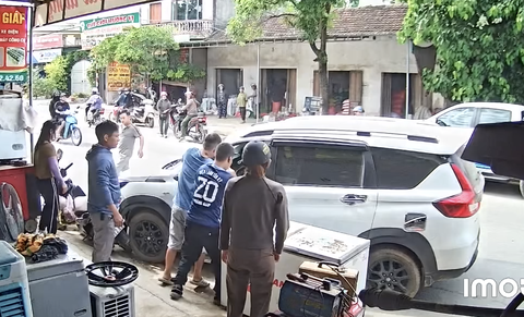 Thợ điện lạnh phá cửa kính cứu tài xế đột quỵ trong ô tô - Ảnh 1.