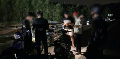 Phát hiện nhóm thanh thiếu niên ném đá vào các phương tiện di chuyển trên cao tốc - Ảnh 1. Phát hiện nhóm thanh thiếu niên ném đá vào các phương tiện di chuyển trên cao tốc - Ảnh 1.