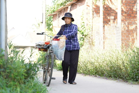 Thủ khoa lớp 10 ở Quảng Ngãi sống cùng người mẹ mua ve chai trong căn nhà rộng 20m² - Ảnh 5.