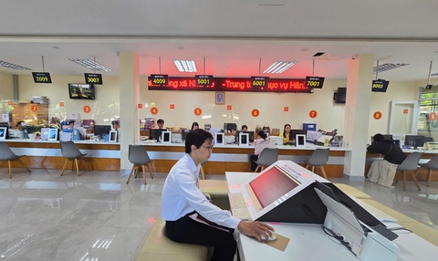 Hơn 1.300 hồ sơ trong 7 ngày, Trung tâm hành chính xã Nhà Bè khởi đầu đầy sôi động - Ảnh 2.
