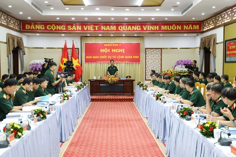 Trung tướng Nguyễn Trường Thắng bàn giao chức vụ tư lệnh Quân khu 7 cho Thiếu tướng Lê Xuân Thế - Ảnh 2.