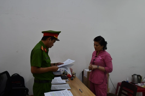 Bắt bảo mẫu ném bé trai 14 tháng tuổi xuống nền gạch, chấn thương sọ não - Ảnh 1.