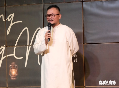 Tú Sương hóa người mẹ khùng hỗ trợ Vũ Trần tốt nghiệp đạo diễn - Ảnh 4. Tú Sương hóa người mẹ khùng hỗ trợ Vũ Trần tốt nghiệp đạo diễn - Ảnh 4.