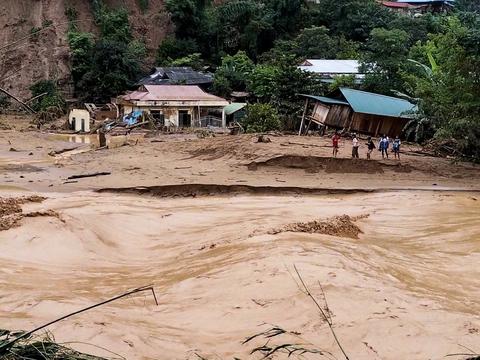 Hình ảnh bản làng ở Điện Biên ngập tới nóc, tan hoang sau trận lũ làm 12 người chết và mất tích - Ảnh 10.
