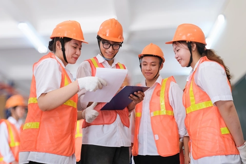 Người trẻ 'quay xe' về học logistics dù đã đi làm công ty gần 10 năm - Ảnh 2. Người trẻ 'quay xe' về học logistics dù đã đi làm công ty gần 10 năm - Ảnh 2.