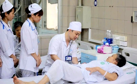 Tranh luận Việt Nam đào tạo y khoa không giống ai: Quan trọng là năng lực hay chuẩn quốc tế? - Ảnh 1.