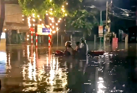 Thái Nguyên ngập sâu, dân bơi thuyền ra phố đón người về nhà - Ảnh 1.