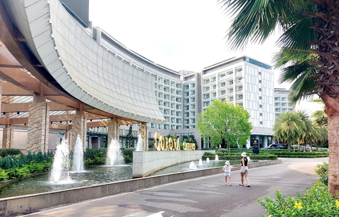 En modern inredd casinoentré med ljusskyltar och spelbord