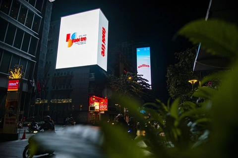 Logo kỷ niệm 50 năm thành lập báo Tuổi Trẻ xuất hiện ở sân bay, đường phố cả nước - Ảnh 11. báo Tuổi Trẻ - Ảnh 11.