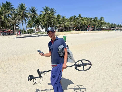 Chạy 30km tìm nhẫn kim cương cho du khách Úc, mong lan tỏa hình ảnh người Việt tử tế - Ảnh 1.