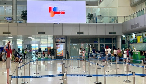 Logo kỷ niệm 50 năm thành lập báo Tuổi Trẻ xuất hiện ở sân bay, đường phố cả nước - Ảnh 4. báo Tuổi Trẻ - Ảnh 4.