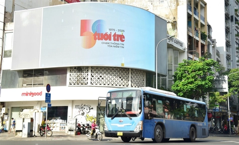 Logo kỷ niệm 50 năm thành lập báo Tuổi Trẻ xuất hiện ở sân bay, đường phố cả nước - Ảnh 7. báo Tuổi Trẻ - Ảnh 7.