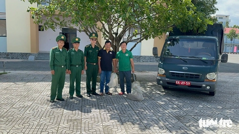 Rái cá quý hiếm 'đi lạc' vào doanh trại bộ đội biên phòng - Ảnh 2.