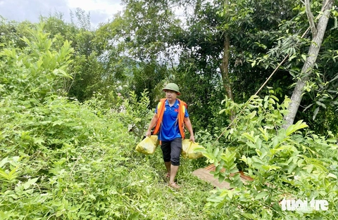Bộ đội, công an, thanh niên cõng mì gói, nước sạch... cứu trợ bà con bị mưa lũ cô lập - Ảnh 4.
