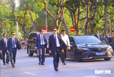 Cảnh vệ trổ tài chống khủng bố, bảo vệ yếu nhân đầy kịch tính trên phố đi bộ - Ảnh 2.