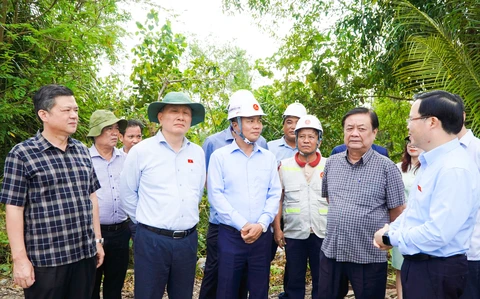 Đền bù, giải phóng mặt bằng làm dự án đường Hồ Chí Minh cần thỏa đáng, chia sẻ với dân - Ảnh 1.