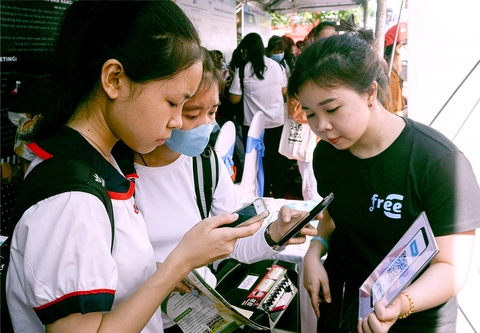Làn sóng cắt giảm nhân sự: Khó tìm việc, thêm nỗi lo sa thải - Ảnh 1.