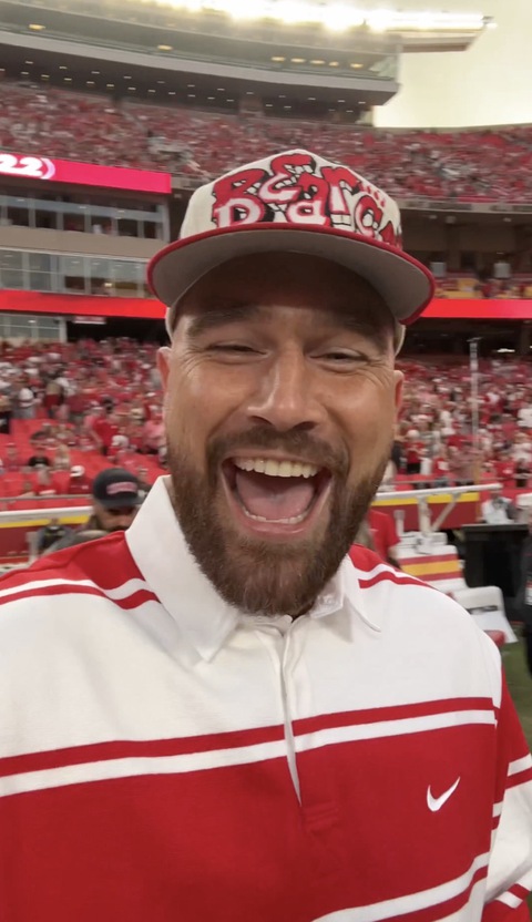 Cầu thủ Travis Kelce cười không ngớt sau thông báo đính hôn với Taylor  Swift - Tuổi Trẻ Online