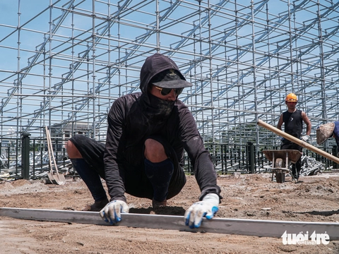 Công nhân miệt mài thi công dự án mở rộng quảng trường Ba Đình giữa nắng nóng 40 độ C - Ảnh 8.