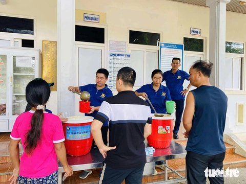 Cả thanh xuân giữ lửa cho những nồi cháo nghĩa tình - Ảnh 1.