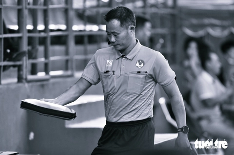 Khắc nghiệt suất trọng tài bắt chính V-League - Ảnh 3.