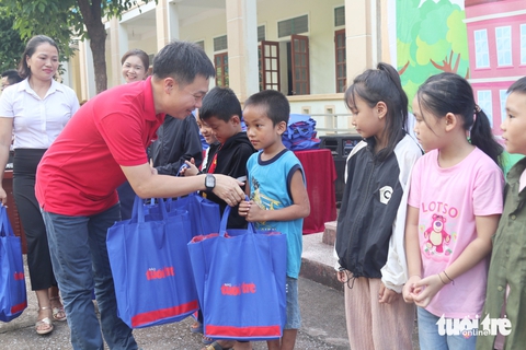 Ngăn dòng học sinh vùng lũ Nghệ An bỏ học - Ảnh 1.