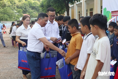 Ngăn dòng học sinh vùng lũ Nghệ An bỏ học - Ảnh 9.