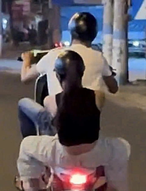 'bốc đầu' xe - Ảnh 1.