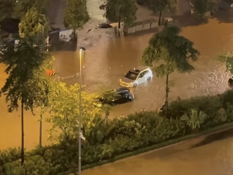 Hà Nội mưa như trút nước, nhiều tuyến phố ngập sâu - Ảnh 5.