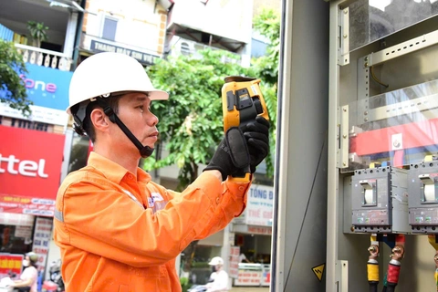 Điện mặt trời 'tắt nắng', miền Bắc căng thẳng cấp điện cao điểm tối, kỷ lục 28.187MW - Ảnh 1.