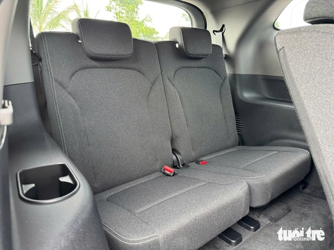 Ngồi thử VinFast Limo Green để thấy ngồi hàng 3 không 'cấn' như nhiều người lo ngại - Ảnh 6.