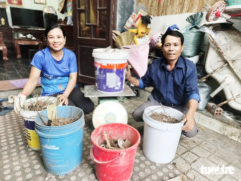 3 tháng, một cựu chiến binh lái xe tải hút được 116kg vụn sắt, vật nhọn- Ảnh 2. vá xe - Ảnh 2.