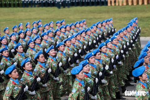 Giữa chảo lửa tháng 8, những “bóng hồng thép” rèn quân chuẩn bị đại lễ - Ảnh 3. Những ‘bóng hồng thép’ rèn quân chuẩn bị diễu binh giữa tiết trời nóng đến 40 độ - Ảnh 3.
