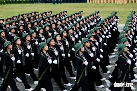 Giữa chảo lửa tháng 8, những “bóng hồng thép” rèn quân chuẩn bị đại lễ - Ảnh 4. Những ‘bóng hồng thép’ rèn quân chuẩn bị diễu binh giữa tiết trời nóng đến 40 độ - Ảnh 4.