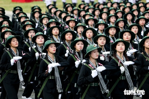 Giữa chảo lửa tháng 8, những “bóng hồng thép” rèn quân chuẩn bị đại lễ - Ảnh 5. diễu binh - Ảnh 5.