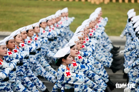 Giữa chảo lửa tháng 8, những “bóng hồng thép” rèn quân chuẩn bị đại lễ - Ảnh 7. Những ‘bóng hồng thép’ rèn quân chuẩn bị diễu binh giữa tiết trời nóng đến 40 độ - Ảnh 7.